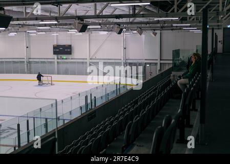 14. Juni 2023. Das Lee Valley Ice Skating Centre wird von Robin Cousins auf einer Veranstaltung eröffnet, an der lokale Teams und Schulen teilnehmen. Stockfoto