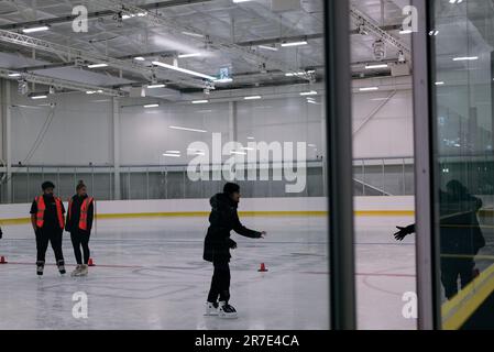 14. Juni 2023. Das Lee Valley Ice Skating Centre wird von Robin Cousins auf einer Veranstaltung eröffnet, an der lokale Teams und Schulen teilnehmen. Stockfoto