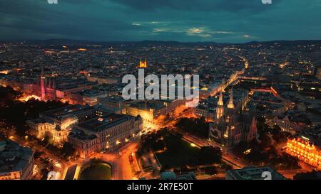 Lichtflug über das Wiener Stadtviertel mit Panoramablick. Österreich Stockfoto