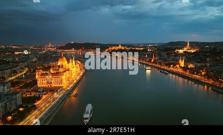 Luftaufnahme von Budapest H, Ungarisches Parlament Fischerbastei, Ungarn Stockfoto