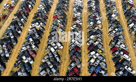 Luftbild-Parkplatz beschädigte Autos nach Unfällen. Recycling alter Maschinen Stockfoto