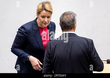Berlin, Deutschland. 15. Juni 2023. Franziska Giffey (SPD, l), Berliner Senatorin für Wirtschaft, Energie und Arbeit, trifft auf der Plenartagung des Berliner Repräsentantenhauses ein. Kredit: Fabian Sommer/dpa/Alamy Live News Stockfoto