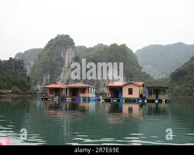 Vietnam, Quang Ninh Gegend, Halong Bay oder Ha Long Bay UNESCO Weltkulturerbe, Vung Vieng Angeln schwimmende Dorf Stockfoto