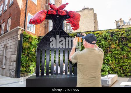 London, Großbritannien. 15. Juni 2023 Ein Mann sieht „Detangling MBS“ von Josephine Chime in Hoopers Court, Knightsbridge, bei einer Vorschau auf den jährlich stattfindenden Public Art Trail der Kensington und Chelsea Art Week (KCAW), auf dem erstklassige Skulpturen, Installationen und Wandbilder im gesamten Bezirk vom 22. Juni bis 31. August ausgestellt werden. Kredit: Stephen Chung / Alamy Live News Stockfoto