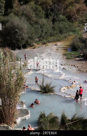 Saturnia, Italien - 13. September 2022: Die Menschen baden in den heißen Quellen der Saturnia Therme, Saturnia, Toskana, Italien Stockfoto