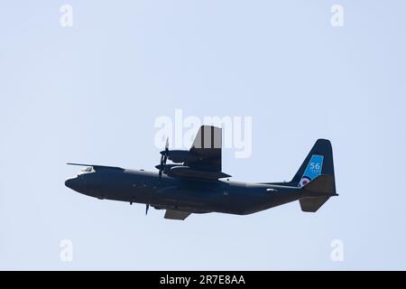 Lockheed Hercules C130J Militärtransportflugzeug der 47. Staffel Royal Air Force auf dem Schiff fliegt am 14. Juni 2023 durch Großbritannien. Stockfoto