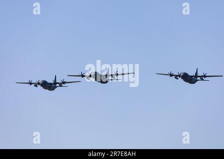 Bildung von 3 Lockheed Hercules C130J Militärtransportflugzeug der 47. Geschwader Royal Air Force auf dem Schiff, das am 14. Juni 202 im Vereinigten Königreich herumfliegt Stockfoto