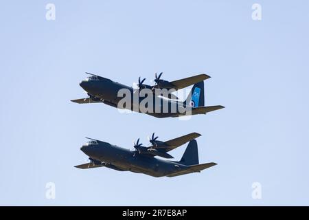 Lockheed Hercules C130J Militärtransportflugzeug der 47. Staffel Royal Air Force auf dem Schiff fliegt am 14. Juni 2023 durch Großbritannien. Stockfoto