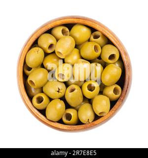 Entsteinte grüne Oliven zum Snack, in einer Holzschüssel. Verzehrfertig, kleine Tafeloliven aus Spanien, nach Entfernung des Kerns verarbeitet, in Salzlake haltbar gemacht. Stockfoto