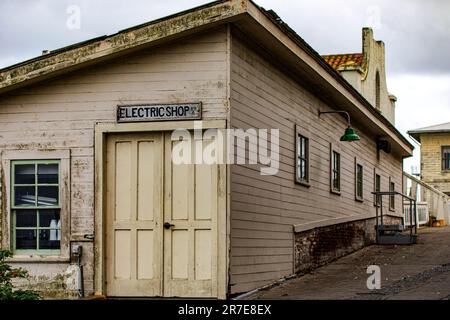 Elektrogeschäft des Bundesgefängnisses von Alcatraz Island in der Mitte der Bucht von San Francisco, Kalifornien, USA. Sehr berühmtes Gefängnis. Stockfoto