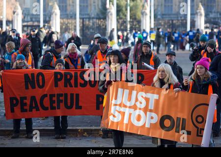 Die Teilnehmer versammeln sich zu einer Just Stop Oil Rallye am Parliament Square im Zentrum von London. Stockfoto