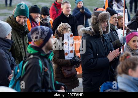 Die Teilnehmer versammeln sich zu einer Just Stop Oil Rallye am Parliament Square im Zentrum von London. Stockfoto