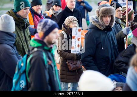 Die Teilnehmer versammeln sich zu einer Just Stop Oil Rallye am Parliament Square im Zentrum von London. Stockfoto