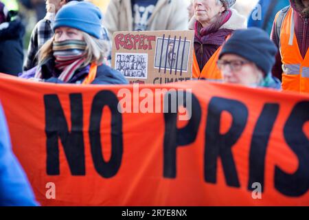 Die Teilnehmer versammeln sich zu einer Just Stop Oil Rallye am Parliament Square im Zentrum von London. Stockfoto