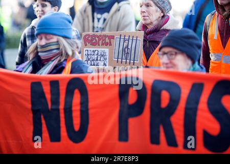 Die Teilnehmer versammeln sich zu einer Just Stop Oil Rallye am Parliament Square im Zentrum von London. Stockfoto