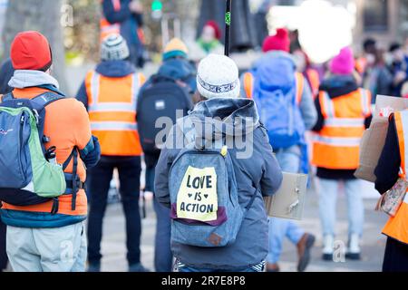 Die Teilnehmer versammeln sich zu einer Just Stop Oil Rallye am Parliament Square im Zentrum von London. Stockfoto