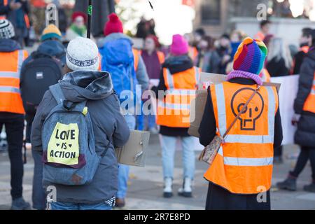 Die Teilnehmer versammeln sich zu einer Just Stop Oil Rallye am Parliament Square im Zentrum von London. Stockfoto