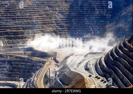 Bingham Canyon Mine zum Zeitpunkt der kontrollierten Explosion. Der Bingham Canyon, bekannt als Kennecott Mine, ist eine Kupfermine mit offenem Gruben. Oquirrh Mountains, Salz Stockfoto