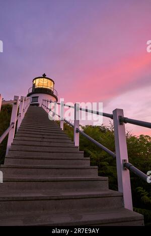 Eine malerische Treppe führt zum berühmten Owls Head Lighthouse in Maine, USA Stockfoto
