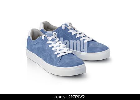 Männer Sneaker in blauem Leder mit weißer Spitze und Gummisohle isoliert auf weißem Hintergrund. Sportliche Freizeitschuhe für Herren. Modische Turnschuhe. Männlich Stockfoto