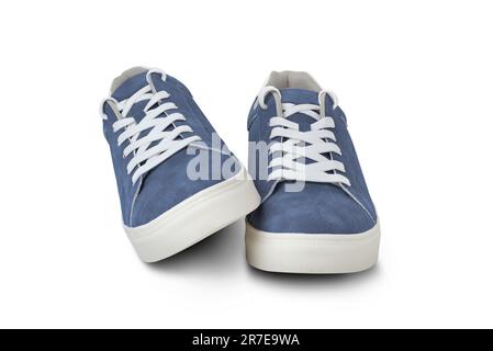 Männer Sneaker in blauem Leder mit weißer Spitze und Gummisohle isoliert auf weißem Hintergrund. Sportliche Freizeitschuhe für Herren. Modische Turnschuhe. Männlich Stockfoto