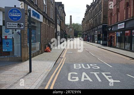 Straßenschilder im Zusammenhang mit Verkehrsbeschränkungen auf der Busspur und der Durchsetzung von Kamerafahrten, Burnley Stockfoto