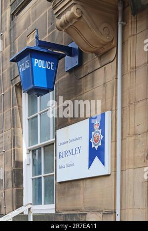 Ausschilderung vor dem Eingang zum Polizeirevier Burnley Stockfoto