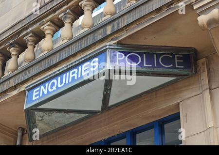 Ausschilderung vor dem Eingang zum Polizeirevier Burnley Stockfoto