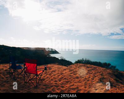 Campingstühle auf Dirk Hartog Island, Westaustralien Stockfoto