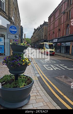 Bus fährt entlang Bus Gate, Burnley Stockfoto