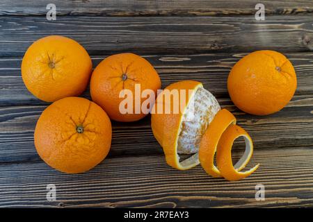 Foto: Flache Orangen auf braunem Holzhintergrund Stockfoto