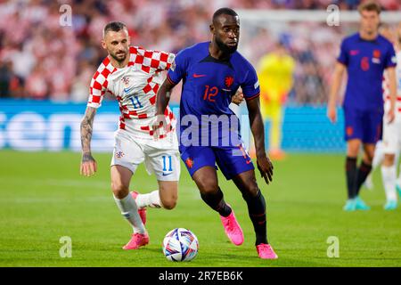 14-06-2023: Sport: Nederland / Kroatie ROTTERDAM, NIEDERLANDE - JUNI 14: Marcelo Brozovic (Kroatien) und Lutsharel Geertruida (Niederlande) während der Stockfoto