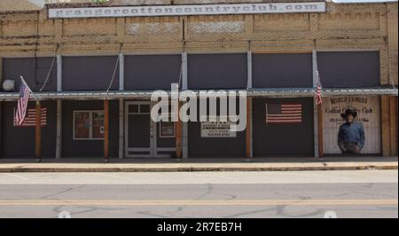 Granger TX: 7. Juni 2023 - historische Gebäude in der Innenstadt im Granger Texas Cotton Country Club und Bar Stockfoto