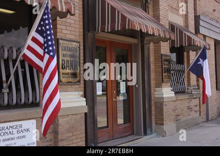 Granger TX: 7. Juni 2023 - historisches Bankgebäude in der Innenstadt von Granger Texas Stockfoto