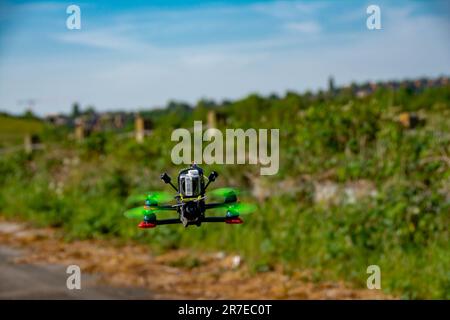 Professionelles Fotoshooting von FPV-Drohnen einschließlich SOS5 03 und Iflight IH3 Stockfoto