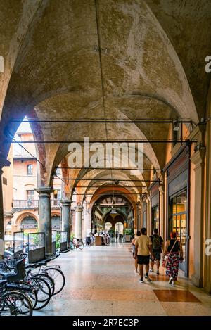 Bologna, Italien - 9. Juni 2023: Wunderschön dekorierter portici in Bologna an einem sonnigen Tag im Sommer. Stockfoto