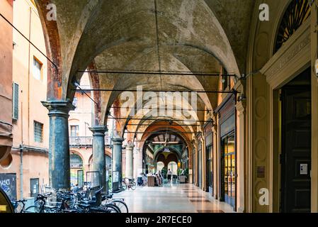 Bologna, Italien - 9. Juni 2023: Wunderschön dekorierter portici in Bologna an einem sonnigen Tag im Sommer. Stockfoto