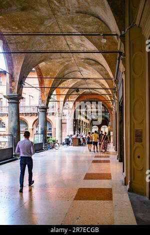 Bologna, Italien - 9. Juni 2023: Wunderschön dekorierter portici in Bologna an einem sonnigen Tag im Sommer. Stockfoto