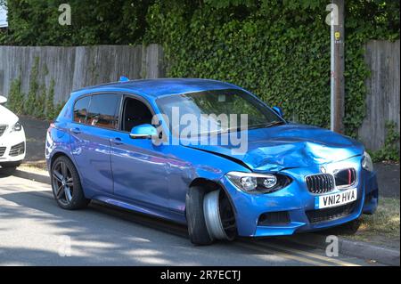 Springfield Road, Kings Heath, Birmingham 15. Juni 2023 - die Polizei hat den Blue BMW M120d gefunden, der angeblich die Frau und das Kind getroffen hat. Das Fahrzeug wurde in der Nähe der Springfield Road verlassen. - Eine Frau und ein Kind wurden schwer verletzt, nach einem Verkehrsunfall in Kings Heath, Birmingham heute Morgen. Der Rettungsdienst der West Midlands wurde um 8,51am Uhr in die High Street gerufen. Der erste Krankenwagen kam in 9 Minuten vor Ort an, kurz darauf folgte ein zweiter Krankenwagen, zwei Sanitäter, ein BASISARZT und der Midlands Air Ambulance aus Cosford. Eine Sprecherin der West Midlands Ambulance Stockfoto