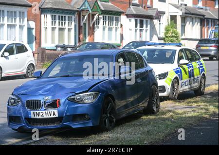 Springfield Road, Kings Heath, Birmingham 15. Juni 2023 - die Polizei hat den Blue BMW M120d gefunden, der angeblich die Frau und das Kind getroffen hat. Das Fahrzeug wurde in der Nähe der Springfield Road verlassen. - Eine Frau und ein Kind wurden schwer verletzt, nach einem Verkehrsunfall in Kings Heath, Birmingham heute Morgen. Der Rettungsdienst der West Midlands wurde um 8,51am Uhr in die High Street gerufen. Der erste Krankenwagen kam in 9 Minuten vor Ort an, kurz darauf folgte ein zweiter Krankenwagen, zwei Sanitäter, ein BASISARZT und der Midlands Air Ambulance aus Cosford. Eine Sprecherin der West Midlands Ambulance Stockfoto