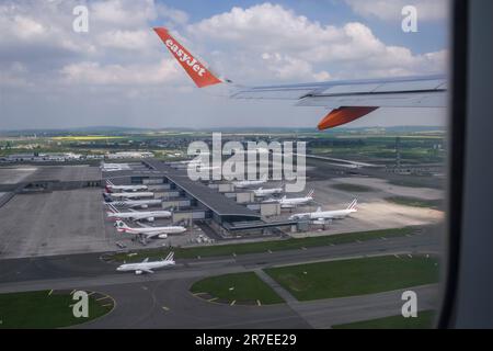 An Bord eines Easyjet-Flugzeugs am Flughafen Roissy Charles-De-Gaulle Luftaufnahme der Air France-Flugzeuge auf der Rollbahn Stockfoto