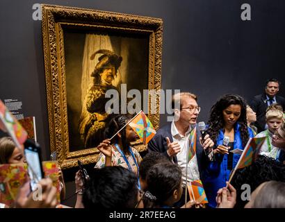 Amsterdam, Niederlande. 15. Juni 2023. AMSTERDAM - 15/06/2023, AMSTERDAM - Taco Dibbits, Generaldirektor des Rijksmuseums, während der Vorstellung des Rembrandts Standardträger im Rijksmuseum. Nach einer einjährigen Tour durch die Niederlande hängt das Gemälde im Rijksmuseum in Amsterdam. 2021 stellte der niederländische Staat 150 Millionen Euro für den Kauf von De Vaandeldrager bereit. ANP SEM VAN DER WAL netherlands Out - belgien Out Credit: ANP/Alamy Live News Stockfoto