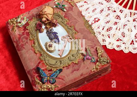 Antikes Buch Mit Bunten Edelsteinen. Märchenbuch Stockfoto