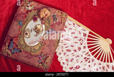 Antikes Buch Mit Bunten Edelsteinen. Märchenbuch Stockfoto