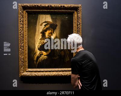 Amsterdam, Niederlande. 15. Juni 2023. AMSTERDAM - Ein Mann schaut auf Rembrandts Standardträger im Rijksmuseum. Nach einer einjährigen Tour durch die Niederlande hängt das Gemälde im Rijksmuseum in Amsterdam. 2021 stellte der niederländische Staat 150 Millionen Euro für den Kauf von De Vaandeldrager bereit. ANP SEM VAN DER WAL netherlands Out - belgien Out Credit: ANP/Alamy Live News Stockfoto