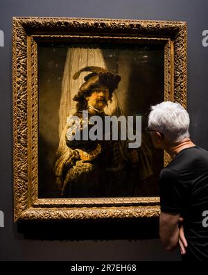 Amsterdam, Niederlande. 15. Juni 2023. AMSTERDAM - Ein Mann schaut auf Rembrandts Standardträger im Rijksmuseum. Nach einer einjährigen Tour durch die Niederlande hängt das Gemälde im Rijksmuseum in Amsterdam. 2021 stellte der niederländische Staat 150 Millionen Euro für den Kauf von De Vaandeldrager bereit. ANP SEM VAN DER WAL netherlands Out - belgien Out Credit: ANP/Alamy Live News Stockfoto