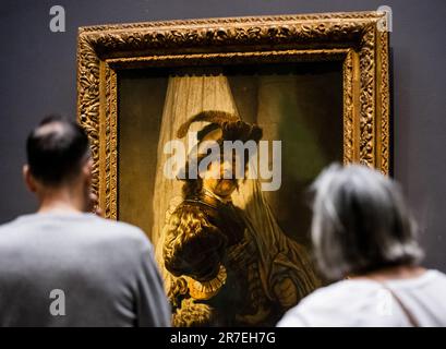 Amsterdam, Niederlande. 15. Juni 2023. AMSTERDAM - im Rijksmuseum sehen die Menschen Rembrandts Standardträger. Nach einer einjährigen Tour durch die Niederlande hängt das Gemälde im Rijksmuseum in Amsterdam. 2021 stellte der niederländische Staat 150 Millionen Euro für den Kauf von De Vaandeldrager bereit. ANP SEM VAN DER WAL netherlands Out - belgien Out Credit: ANP/Alamy Live News Stockfoto