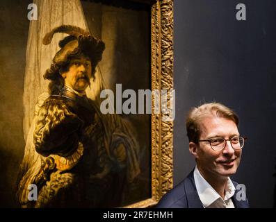 Amsterdam, Niederlande. 15. Juni 2023. AMSTERDAM - Taco Dibbits, Generaldirektor des Rijksmuseums, während der Vorstellung des Standardarbeiters von Rembrandt im Rijksmuseum. Nach einer einjährigen Tour durch die Niederlande hängt das Gemälde im Rijksmuseum in Amsterdam. 2021 stellte der niederländische Staat 150 Millionen Euro für den Kauf von De Vaandeldrager bereit. ANP SEM VAN DER WAL netherlands Out - belgien Out Credit: ANP/Alamy Live News Stockfoto