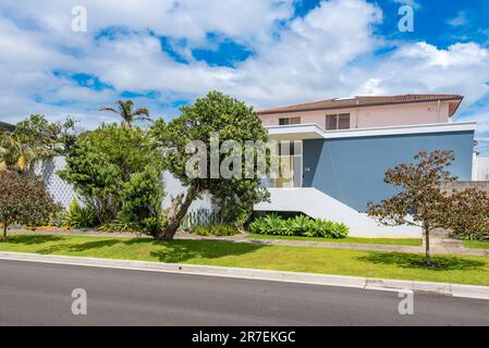 Ein von Harry Seidler aus dem Jahr 1958 entworfenes modernes Haus aus der Mitte des Jahrhunderts in Dover Heights, Sydney, mit charakteristischen klaren Linien und kräftigen Farben Stockfoto