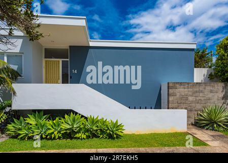 Ein von Harry Seidler aus dem Jahr 1958 entworfenes modernes Haus aus der Mitte des Jahrhunderts in Dover Heights, Sydney, mit charakteristischen klaren Linien und kräftigen Farben Stockfoto